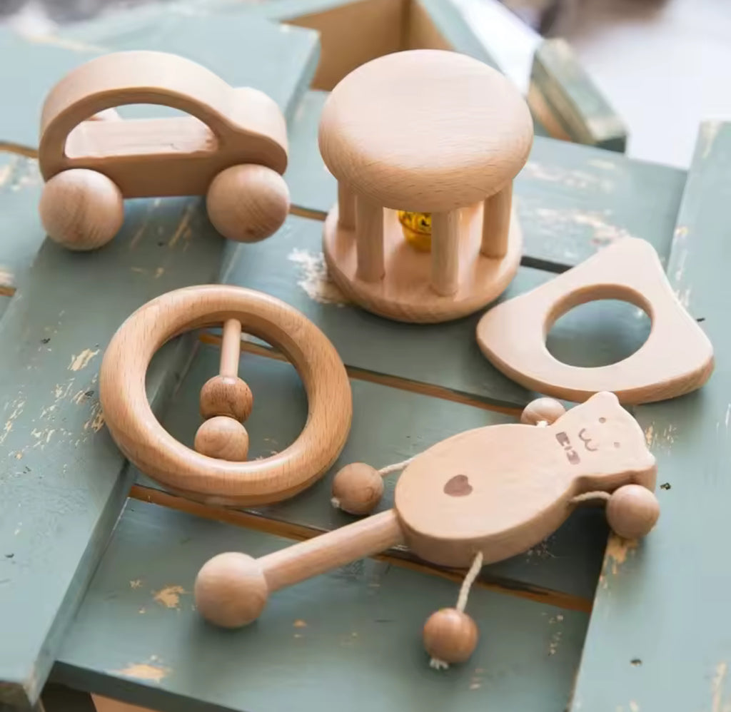 Caja de juguetes de madera natural para bebés – Sonajeros y juguetes de estimulación temprana