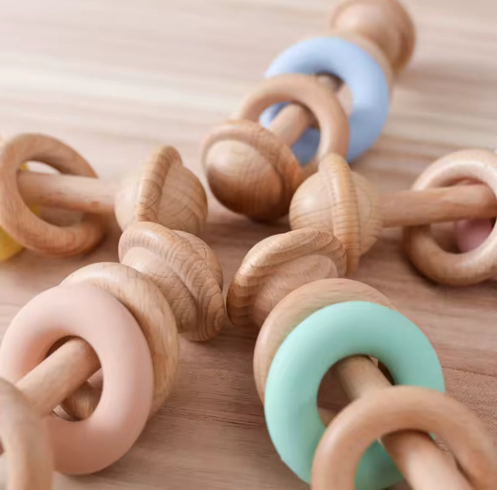 Sonajero de bebé de madera natural y silicona – Juguete de desarrollo sensorial