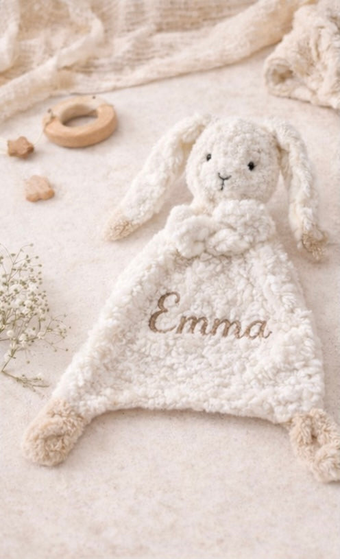 Doudou Lapin Personnalisé avec Prénom Brodé – Cadeau de Naissance Unique