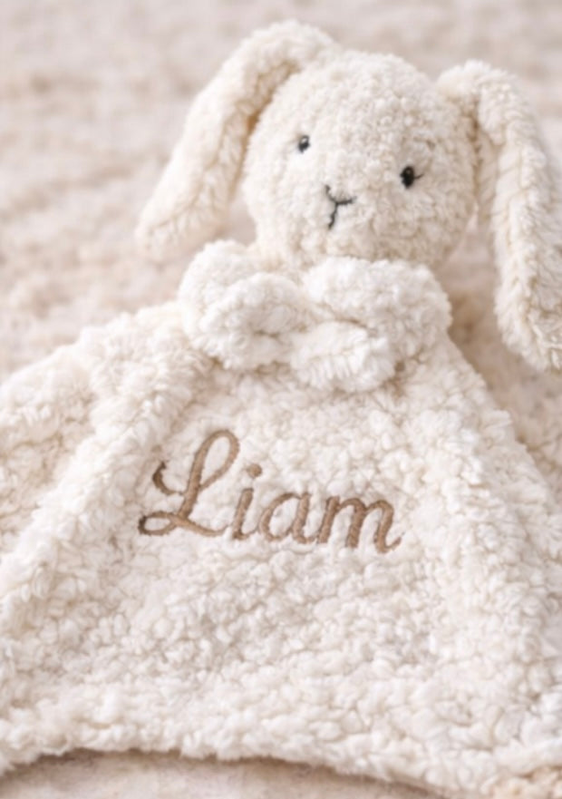 Doudou Lapin Personnalisé avec Prénom Brodé – Cadeau de Naissance Unique