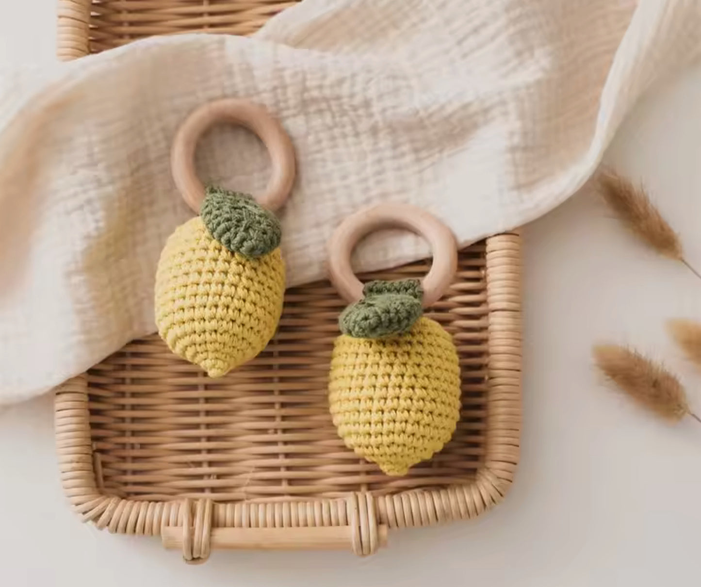 Hochet en maille citron