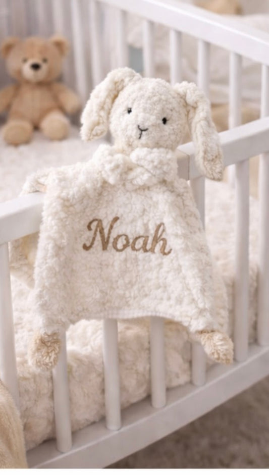 Doudou Lapin Personnalisé avec Prénom Brodé – Cadeau de Naissance Unique