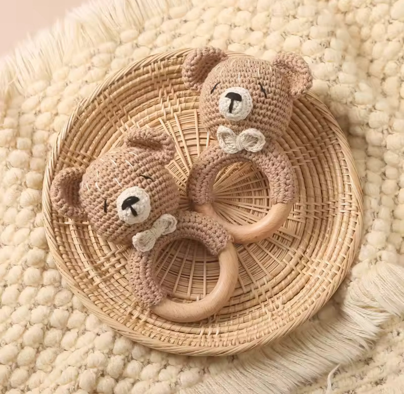 Hochet tricoté ours – Douceur et éveil pour bébé