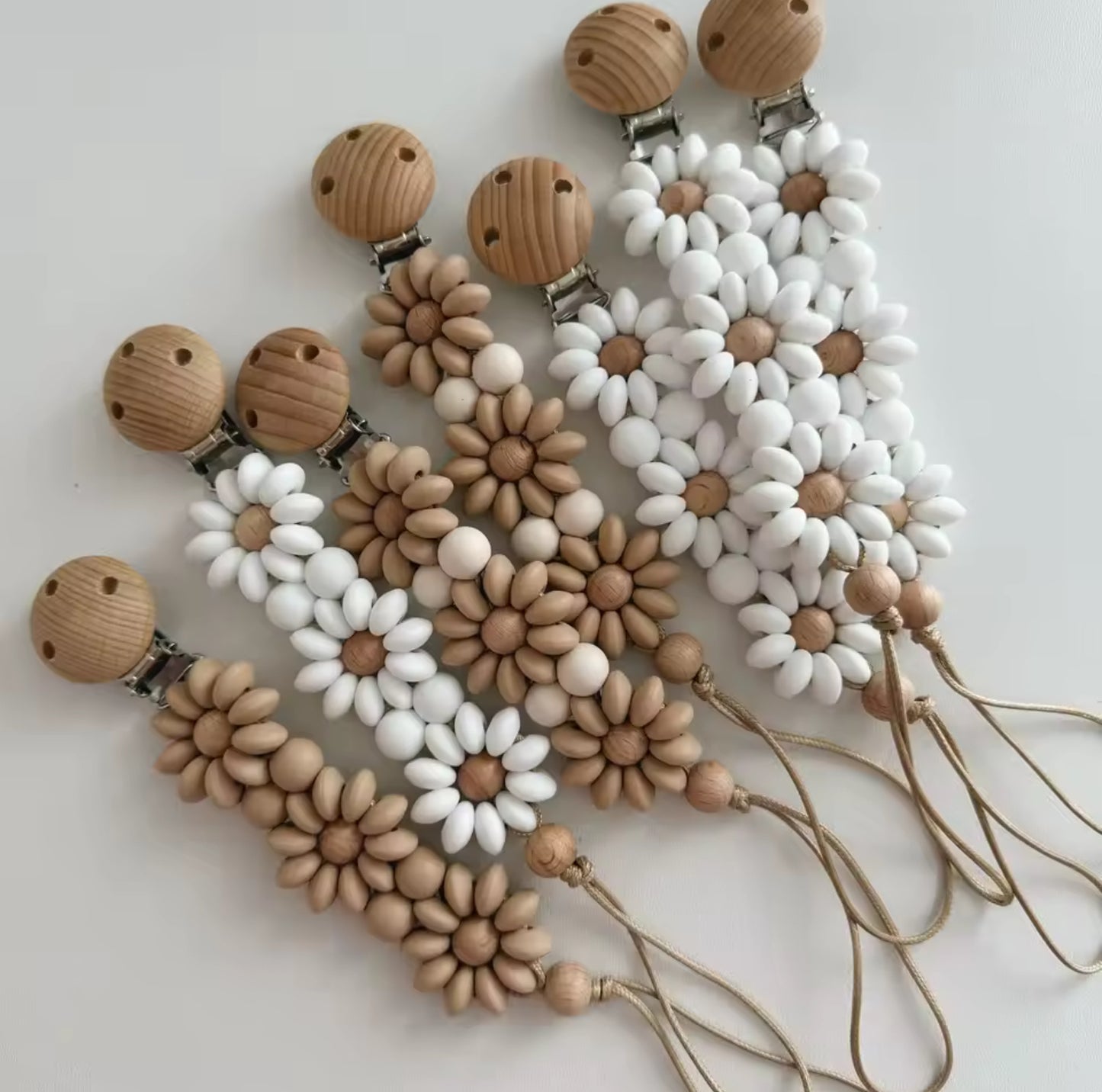 Attache tétine fleur