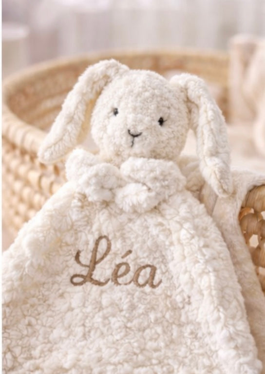 Doudou Lapin Personnalisé avec Prénom Brodé – Cadeau de Naissance Unique